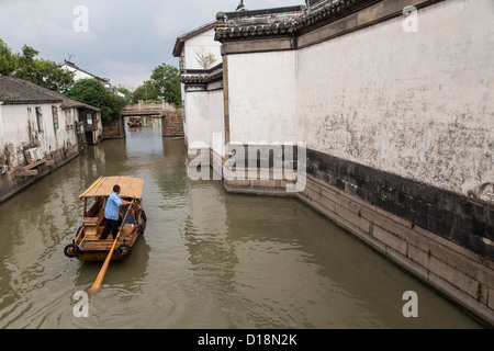 Bateaux et gondoles le long d'un canal à Route Pingjiang de Suzhou, Chine. Banque D'Images