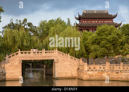 Pont et porte Changmen à Shantang Street à Suzhou, Chine. Banque D'Images