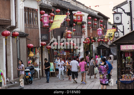 Boutiques et des touristes dans la zone routière Shantang à Suzhou, Chine. Banque D'Images