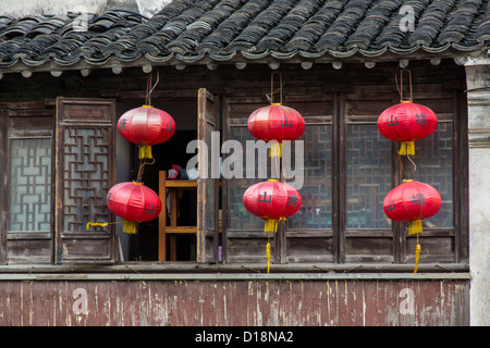 Accueil traditionnel et les lanternes le long du canal Shantang à Suzhou, Chine. Banque D'Images