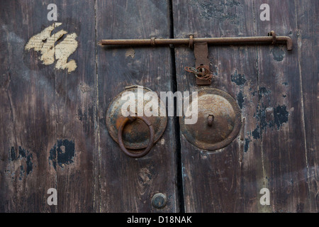 Porte traditionnelle et boutons en laiton canal Shantang à Suzhou, Chine. Banque D'Images