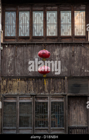 Accueil traditionnel et les lanternes le long du canal Shantang à Suzhou, Chine. Banque D'Images