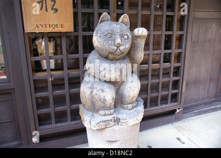 Vieille ville , Takayama, Japon, Maneki-neko Cat signe Banque D'Images