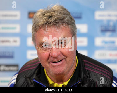 10 déc., 2012 - Saint-Pétersbourg, Russie - Décembre 10,2012. Saint-pétersbourg, Russie.Photo : Guus Hiddink, entraîneur en chef du FC Anzhi Makhachkala lors de la conférence de presse à Saint-Pétersbourg. (Crédit Image : © PhotoXpress/ZUMAPRESS.com) Banque D'Images