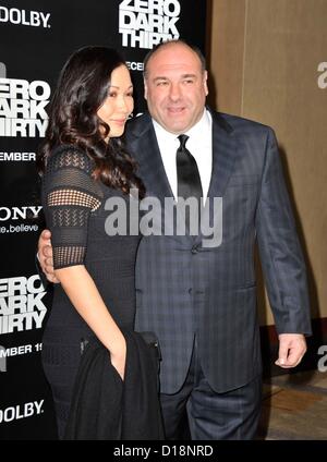 10 décembre 2012 - Los Angeles, Californie, États-Unis - James Gandolfini, Deborah Lin assistant à la première de LosAngeles '' Zero Dark Thirty'' tenue à l'Kodak Theater à Hollywood, Californie le 10 décembre 2012. 2012.(Image Crédit : © D. Long/Globe Photos/ZUMAPRESS.com) Banque D'Images