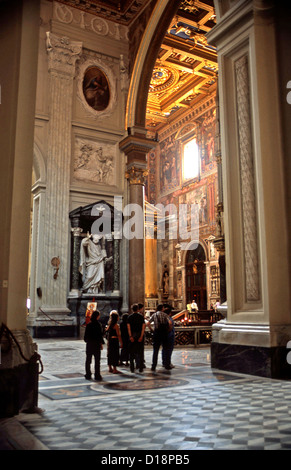 Inteior Archbasilica papale de la Saint-Jean de Latran à Rome pople de premier plan Banque D'Images