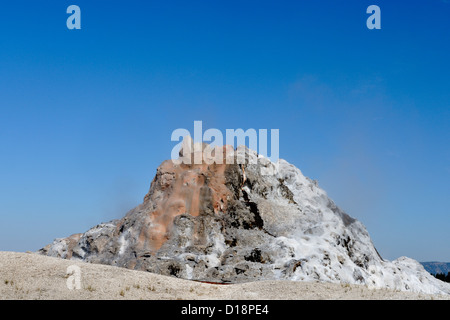 Geyser dôme blanc sur la Firehole Lake Drive, le Parc National de Yellowstone, Wyoming, USA Banque D'Images