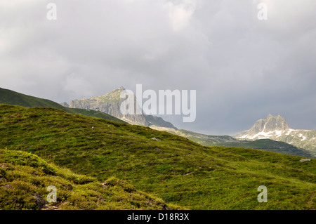 Le contrôle des avalanches sur la montagne près de Andermatt, Lawine Fahrt mit der Zahnradbahn nach Sedrun, Matterhorn-Gotthard-Bahn (MGB) , Banque D'Images