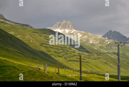 Le contrôle des avalanches sur la montagne près de Andermatt, Lawinenverbauung am Berg bei Andermatt, Banque D'Images