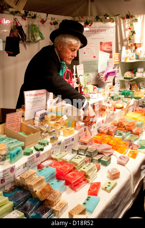 Le marché de Noël de Lincoln, Angleterre, Royaume-Uni. Sur la photo un homme savons vente sur l'un des étals. Banque D'Images