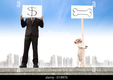 Businessman showing le signe de l'argent et le chien montrant l'os Banque D'Images