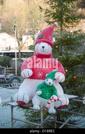 Parkmill - Swansea - UK - 11 décembre 2012 : Une forte gelée sur un Père Noël gonflable en dehors du Gower Heritage Centre en Parkmill sur un hivers froid matin. Credit : Phil Rees / Alamy Live News Banque D'Images