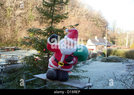 Parkmill - Swansea - UK - 11 décembre 2012 : Une forte gelée sur un Père Noël gonflable en dehors du Gower Heritage Centre en Parkmill sur un hivers froid matin. Credit : Phil Rees / Alamy Live News Banque D'Images