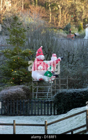 Parkmill - Swansea - UK - 11 décembre 2012 : Une forte gelée sur un Père Noël gonflable en dehors du Gower Heritage Centre en Parkmill sur un hivers froid matin. Credit : Phil Rees / Alamy Live News Banque D'Images