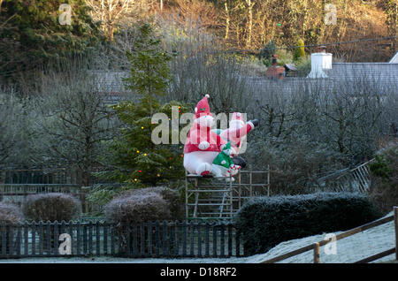 Parkmill - Swansea - UK - 11 décembre 2012 : Une forte gelée sur un Père Noël gonflable en dehors du Gower Heritage Centre en Parkmill sur un hivers froid matin. Credit : Phil Rees / Alamy Live News Banque D'Images