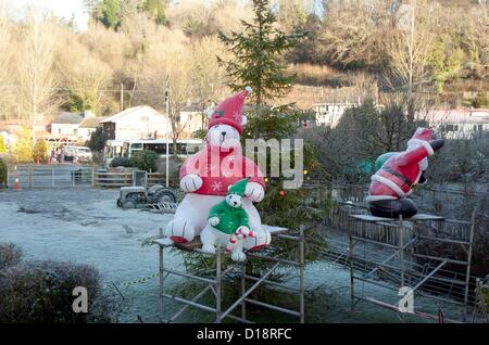 Parkmill - Swansea - UK - 11 décembre 2012 : Une forte gelée sur un Père Noël gonflable en dehors du Gower Heritage Centre en Parkmill sur un hivers froid matin. Credit : Phil Rees / Alamy Live News Banque D'Images