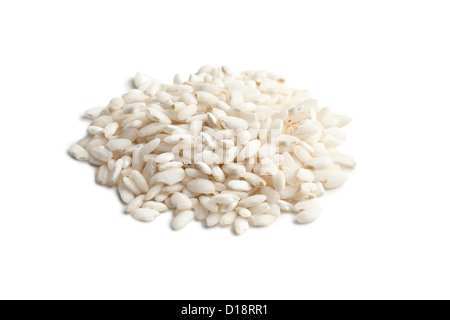 Le riz arborio non cuit sur fond blanc Banque D'Images