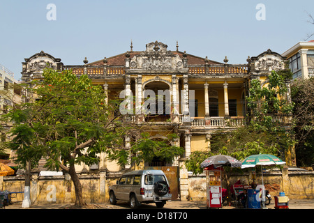 Vieux bâtiments coloniaux dans le quartier français à Phnom Penh, Cambodge Banque D'Images