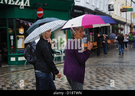 Les touristes dans la pluie, Palace Street, Canterbury, Royaume-Uni Banque D'Images