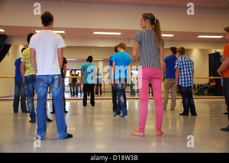 Dans la salle de sport à l'écoute à l'intention du formateur Banque D'Images