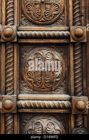 Détail de la sculpture ornée sur la porte de la cathédrale Alexandre Nevski à Sofia, Bulgarie. Banque D'Images