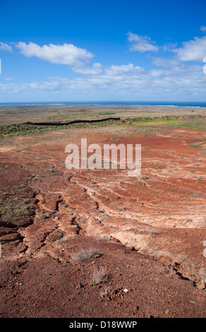 Le nord de Fuerteventura, vue de caldern hondo de niveaux inférieurs de la terre rouge, couper à travers les courants par pluie d'hiver Banque D'Images