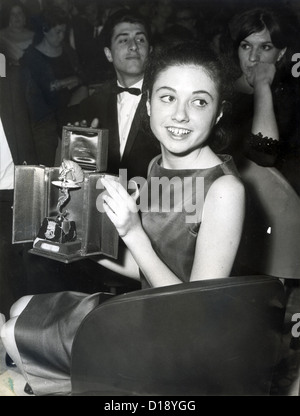 GIGLIOLA CINQUETTI chanteuse pop italienne avec son trophée à la gagnante Burlamacco d'Oro à Viareggio en 1963 Banque D'Images