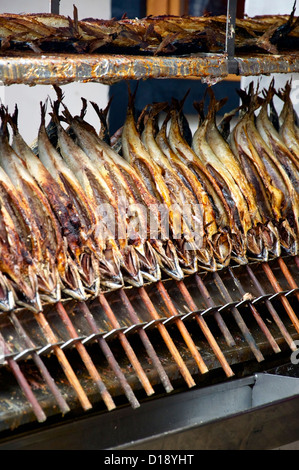 Steckerlfisch, maquereau grillé sur un bâton, est un repas typiquement consommés au cours de l'Oktoberfest, ou dans le café en plein air Banque D'Images