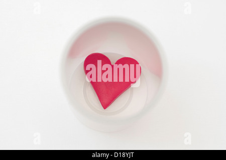 Coeur rouge dans une boîte ronde Banque D'Images