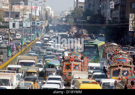 Un grand nombre de véhicules bloqués dans embouteillage pendant les commerçants manifestation de protestation contre l'extorsion mafia qui attaqué par grenade à main sur le moteur magasin de pièces détachées sur la nuit dernière au Centre du Tibet, à M.A Jinnah Road à Karachi le mardi 11 décembre 2012. Activités à Karachi d'extorsion mafia sont sur le pic de production, ils font harceler la classe affaires en faisant un tel genre d'activités destructrices et de la demande de l'argent. Banque D'Images