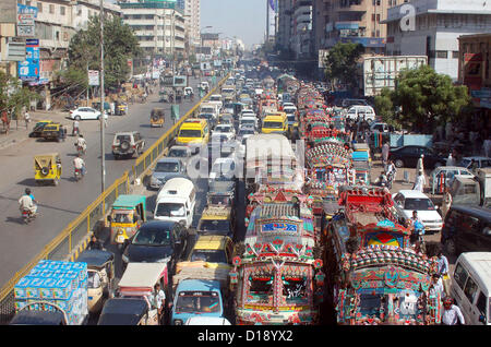 Un grand nombre de véhicules bloqués dans embouteillage pendant les commerçants manifestation de protestation contre l'extorsion mafia qui attaqué par grenade à main sur le moteur magasin de pièces détachées sur la nuit dernière au Centre du Tibet, à M.A Jinnah Road à Karachi le mardi 11 décembre 2012. Activités à Karachi d'extorsion mafia sont sur le pic de production, ils font harceler la classe affaires en faisant un tel genre d'activités destructrices et de la demande de l'argent. Banque D'Images