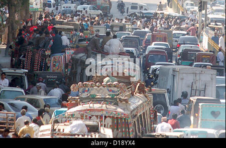 Un grand nombre de véhicules bloqués dans embouteillage pendant les commerçants manifestation de protestation contre l'extorsion mafia qui attaqué par grenade à main sur le moteur magasin de pièces détachées sur la nuit dernière au Centre du Tibet, à M.A Jinnah Road à Karachi le mardi 11 décembre 2012. Activités à Karachi d'extorsion mafia sont sur le pic de production, ils font harceler la classe affaires en faisant un tel genre d'activités destructrices et de la demande de l'argent. Banque D'Images