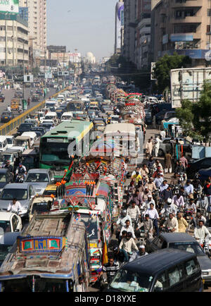 Un grand nombre de véhicules bloqués dans embouteillage pendant les commerçants manifestation de protestation contre l'extorsion mafia qui attaqué par grenade à main sur le moteur magasin de pièces détachées sur la nuit dernière au Centre du Tibet, à M.A Jinnah Road à Karachi le mardi 11 décembre 2012. Activités à Karachi d'extorsion mafia sont sur le pic de production, ils font harceler la classe affaires en faisant un tel genre d'activités destructrices et de la demande de l'argent. Banque D'Images