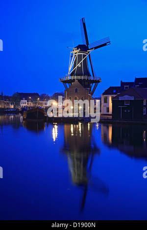 Moulin à vent et la rivière Spaarne at Twilight, Haarlem, Pays-Bas Banque D'Images