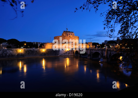 Italie, Rome, Tibre, Castel Sant'Angelo la nuit Banque D'Images