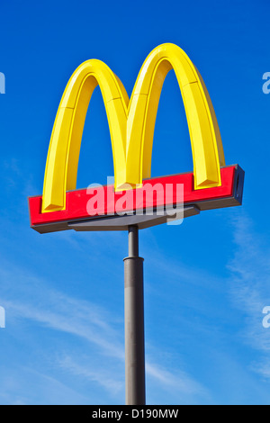 Logo Mcdonald's signe arches contre un ciel bleu clair USA États-Unis d'Amérique Banque D'Images