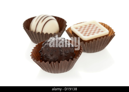 Bonbons de chocolat noir Gourmet isolé sur fond blanc Banque D'Images