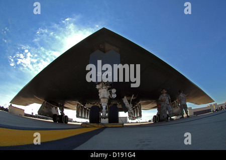 Un B-2 Spirit stealth bomber est préparé pour le roulage sur le Whiteman Air Force Base flightline avant de décoller, le 24 août 2009 Le bouton Noster, MO. Banque D'Images