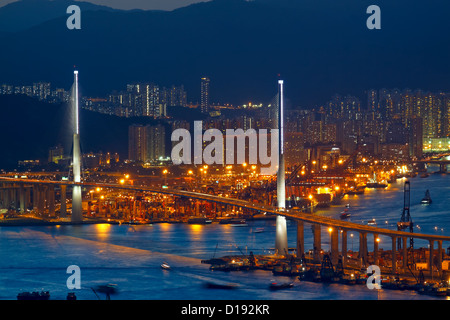 Freeway dans la nuit avec la lumière des voitures dans la ville moderne Banque D'Images