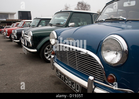 Une rangée de mini classique de voitures stationnées à une exposition de voiture. Banque D'Images