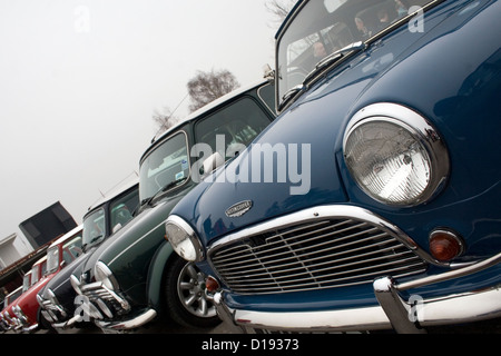 Une rangée de mini classique de voitures stationnées à une exposition de voiture. Banque D'Images