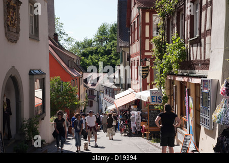 Les touristes sur la rue pavées menant à l'Oberstadt ville haute de Meersburg Altstadt, Baden-Wurttemberg, Allemagne Banque D'Images