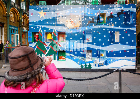 Londres, 11 décembre 2012, une jeune fille visite le calendrier de l'Avent Noël Lego à Covent Garden, Londres. Le calendrier est le plus grand calendrier de l'avent Lego et a duré sept semaines à construire. Crédit : Paul Maguire / Alamy Live News Banque D'Images