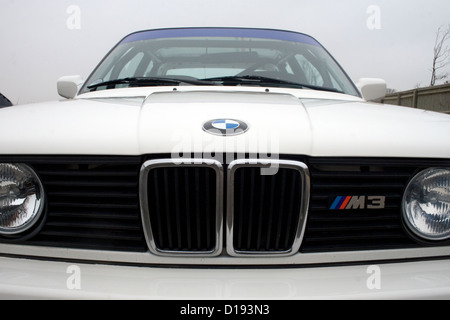 La calandre avant et d'un insigne d'un blanc classique BMW M3 voiture. Banque D'Images