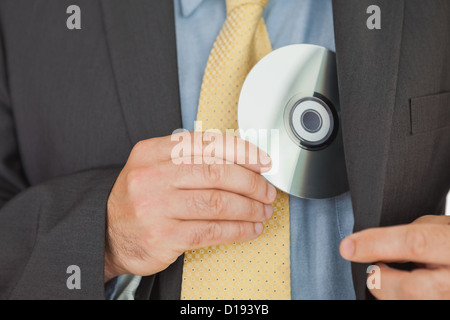 Businessman putting CD dans la poche Banque D'Images