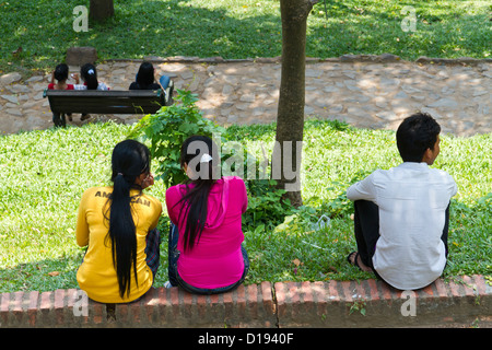 Les jeunes traîner au temple Wat Phnom à Phnom Penh, Cambodge Banque D'Images