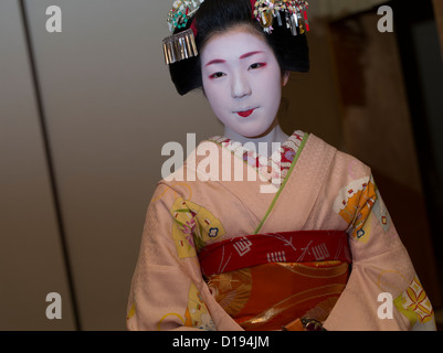 Eriha à 17 ans ( stagiaire ) geisha maiko recevez des invités dans une maison de thé de Gion à Kyoto, Japon Banque D'Images