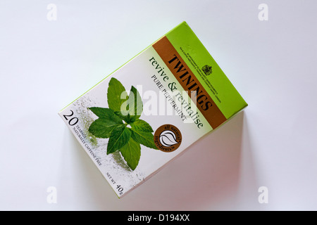 Sachets de thé Twinings thé - relancer et revitaliser la menthe poivrée pure isolé sur fond blanc Banque D'Images