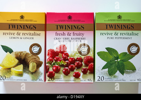 Sacs sachets de thé Twinings - relancer et revitaliser le citron & gingembre, frais et fruité framboise cranberry & sureau, relancer et revitaliser la menthe poivrée pure Banque D'Images