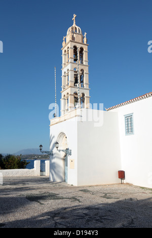 Le campanile de la cathédrale Saint-Nicolas, Spetses, un ancien monastère et maintenant l'île's Cathedral, située à la périphérie de Banque D'Images